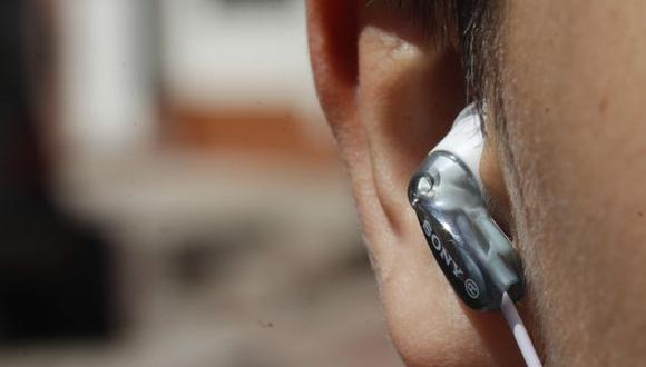No usar de manera moderada los audífonos disminuye la audición y, en algunos casos, deriva en sordera. (Foto: Pezibear en pixabay.com / Bajo licencia Creative Commons)