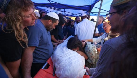 Familiares y amigos lloran durante el funeral del israelí Nahman Mordof, de 17 años, en el cementerio del asentamiento israelí de Shilo, en la Cisjordania ocupada, el 21 de junio de 2023, luego de un ataque a tiros por parte de palestinos armados el día anterior. (Foto de Menahem KAHANA / AFP)
