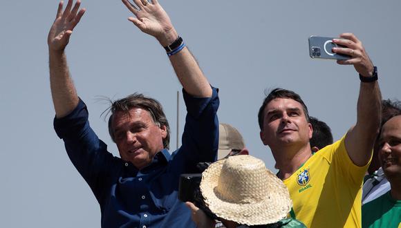 El presidente de Brasil, Jair Bolsonaro, acompañado de su hijo, el senador Flavio Bolsonaro, saludan a sus seguidores durante un acto de Gobierno por el Día de la Independencia. (EFE/ Joédson Alves).