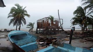 La furia del poderoso huracán Iota desprende techos, arranca árboles e inunda las calles de Nicaragua