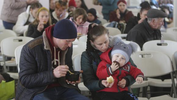 Los ucranianos que fueron evacuados de Mykolaiv esperan un tren en una estación ferroviaria de Odesa. (EFE/EPA/STEPAN FRANKO)
