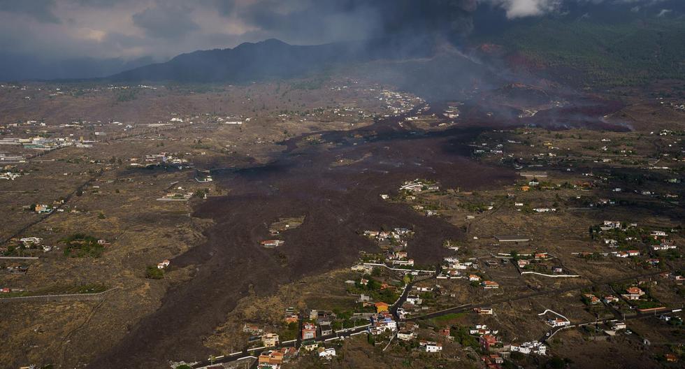 Vista desde un helicóptero del volcán de la isla de La Palma en su quinto día de actividad. (EFE/Ramón De La Rocha).