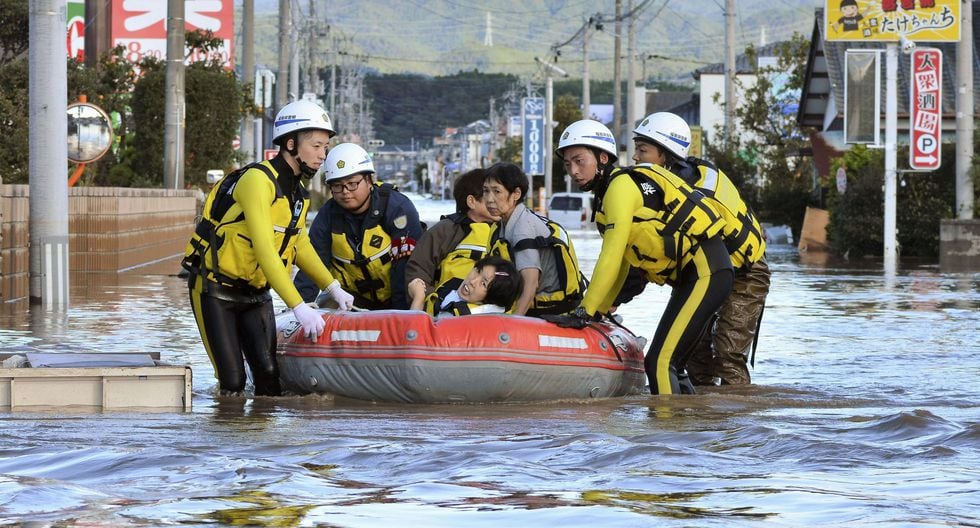 Residentes son rescatados en un bote en Iwaki, prefectura de Fukushima. (Reuters).