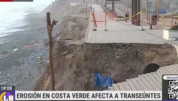 Olas del mar de la Costa Verde destruyen un tramo de la vereda del malecón frente a la playa Los Delfines. (Foto: Latina Noticias)
