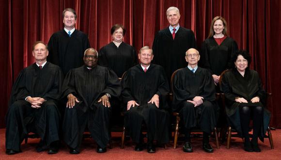 Primera fila: Samuel Alito, Clarence Thomas, John Roberts, Stephen Breyer y Sonia Sotomayor. En segunda fila: Brett Kavanaugh, Elena Kagan, Neil Gorsuch y Amy Coney Barrett. (GETTY IMAGES)