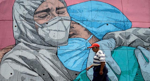 Dos médicos y su lucha contra el coronavirus en una calle de Acapulco, en México. (Foto: Francisco Robles / AFP)