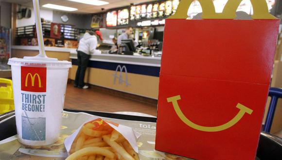 En esta foto del 20 de enero de 2012, se muestra el logotipo de McDonald's y una caja feliz con papas fritas y una bebida. (AP Photo/Seth Perlman)
