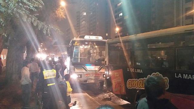 San Isidro: dos buses se chocan frente a local de campaña - 1