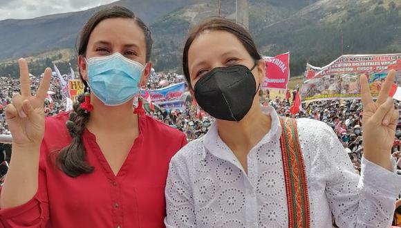 Anahí Durand y Verónika Mendoza en la juramentación de Guido Bellido en Pampa de la Quinua. (Foto: Anahí Durand / Twitter)