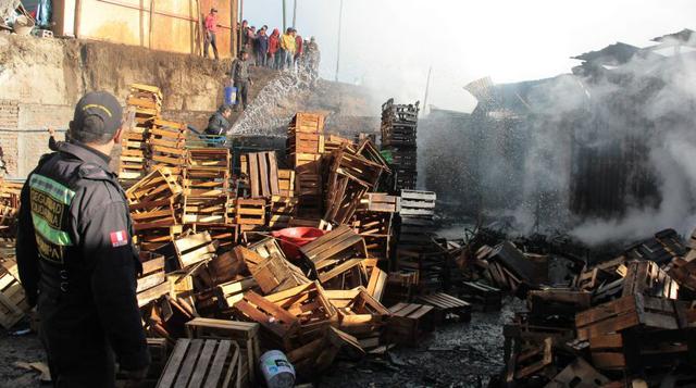 Incendio destruye 4 puestos de mercadillo en Arequipa - 6