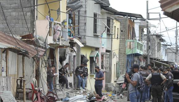 La policía investiga el lugar de una explosión en el barrio Cristo de El Consuelo, en Guayaquil, Ecuador.