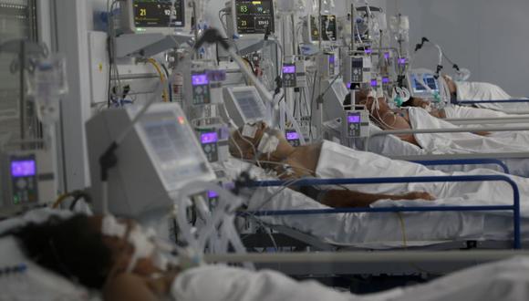 Pacientes con COVID-19 descansan en el Hospital Llavallol en Lomas de Zamora, Argentina. (Foto: AP/Natacha Pisarenko, archivo)