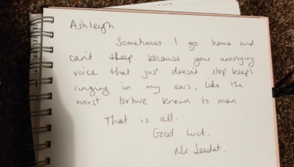 Una joven ha sorprendido en Internet luego de dar a conocer la singular nota que le escribió su profesor de inglés cuando dejó el colegio. (Foto: @arcticashhh / Twitter)