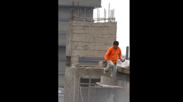 Obreros sin protección arriesgan sus vidas al llenar techo - 5