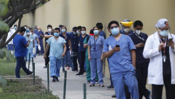 Médicos realizan Largas colas en los exteriores del   Hospital Edgardo Rebagliati para ser vacunados contra el COVID-19. Foto: HUGO PEREZ / @Photo.gec