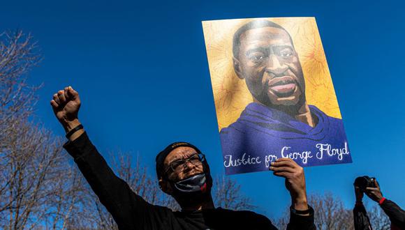 En esta foto de archivo, Chaz Neal, un activista de la comunidad de Redwing, sostiene un cartel en St. Paul, Minnesota (Estados Unidos), el 6 de marzo de 2021. (Kerem Yucel / AFP).