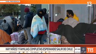 Peruanos acampan en exteriores de Consulado en Chile y piden volver a su país | VIDEOS