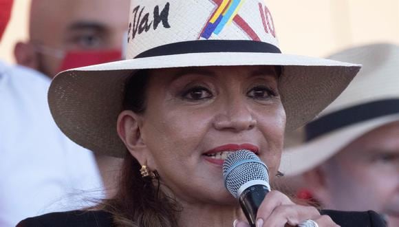 La candidata presidencial de Honduras Xiomara Castro, del partido Libertad y Refundación (Libre, izquierda), habla durante el cierre de su campaña, el 20 de noviembre de 2021. (Foto: EFE).
