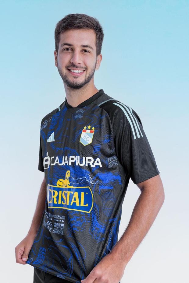 Rafael Lutiger posa con la nueva camiseta de Sporting Cristal.