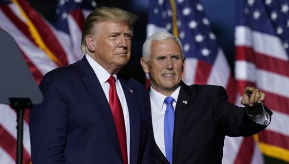 El presidente Donald Trump, a la izquierda, y el vicepresidente Mike Pence miran a la multitud durante un mitin de campaña el viernes 25 de septiembre de 2020 en Newport News, Virginia. (Foto: AP / Steve Helber).