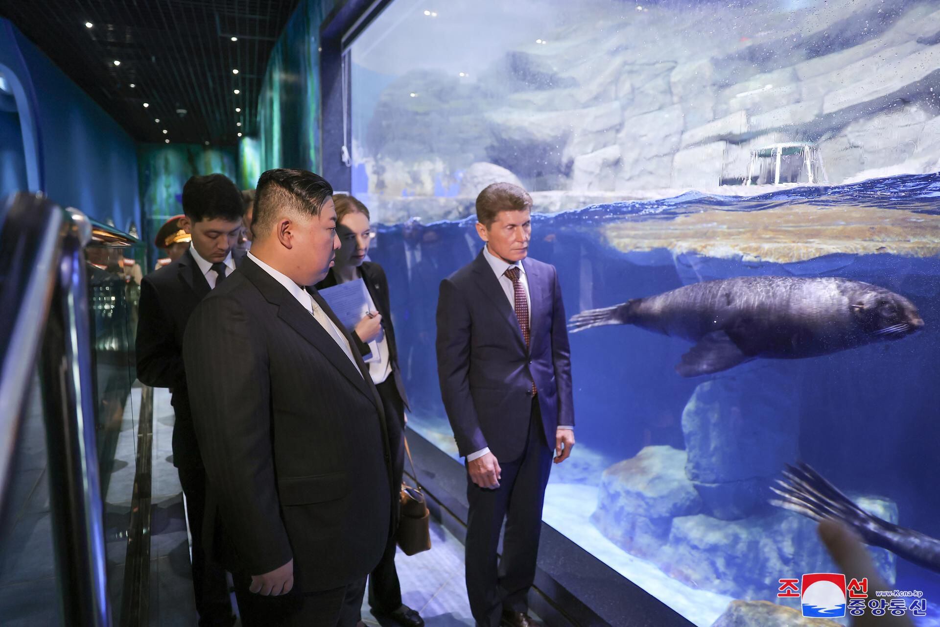 Kim Jong-un visits the Vladivostok Maritime Territorial Aquarium, Russia, on September 17, 2023. (EFE).