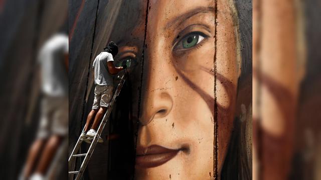 La policía israelí detuvo a dos italianos y a un palestino por pintar en el muro de separación de Israel con Cisjordania un retrato gigante de la adolescente Ahed Tamimi, ícono de la resistencia palestina que acaba de salir de prisión. (Foto: AFP)