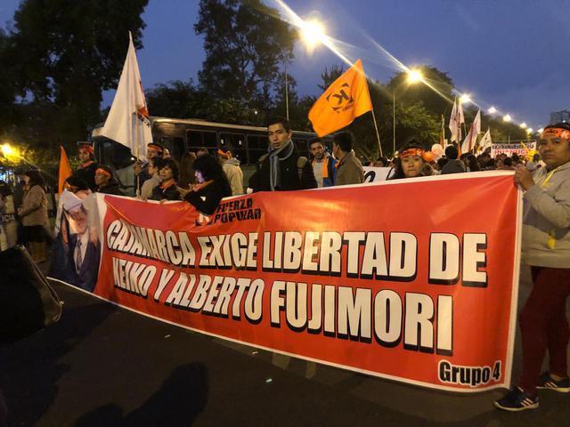 Así se desarrolla la marcha en apoyo a Keiko Fujimori, lider de Fuerza Popular implicada en proceso de lavado de activos. (Foto: Claudia Sovero)