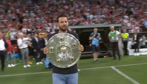 Claudio Pizarro presenta el trofeo de la Supercopa de Alemania previo Bayern Múnich vs Leipzig | VIDEO