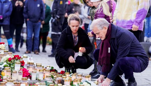 El primer ministro de Noruega, Jonas Gahr Store, deposita flores y velas en un memorial improvisado para las víctimas del ataque en Kongsberg. (TERJE BENDIKSBY / NTB / AFP).