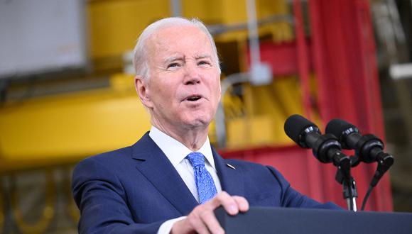 El presidente de EE. UU., Joe Biden, pronuncia un discurso en las instalaciones de Cummins Power Generation en Fridley, Minnesota, el 3 de abril de 2023. - Biden está visitando Minnesota como parte de la gira Investing in America de su administración. (Foto de Mandel NGAN / AFP)