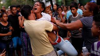 Tragedia en Venezuela: las estremecedoras fotos del dolor de los familiares