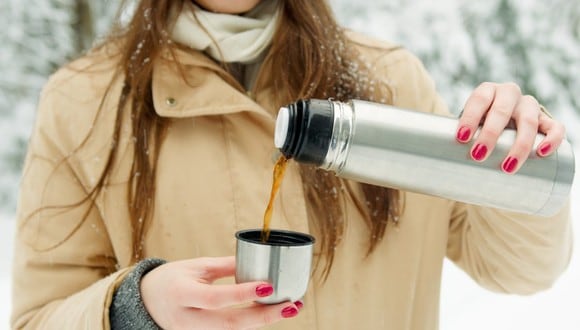 El termo ayuda a llevar bebidas calientes y que la infusión o café esté perfecta en cualquier momento del día. (Foto: Pexels)