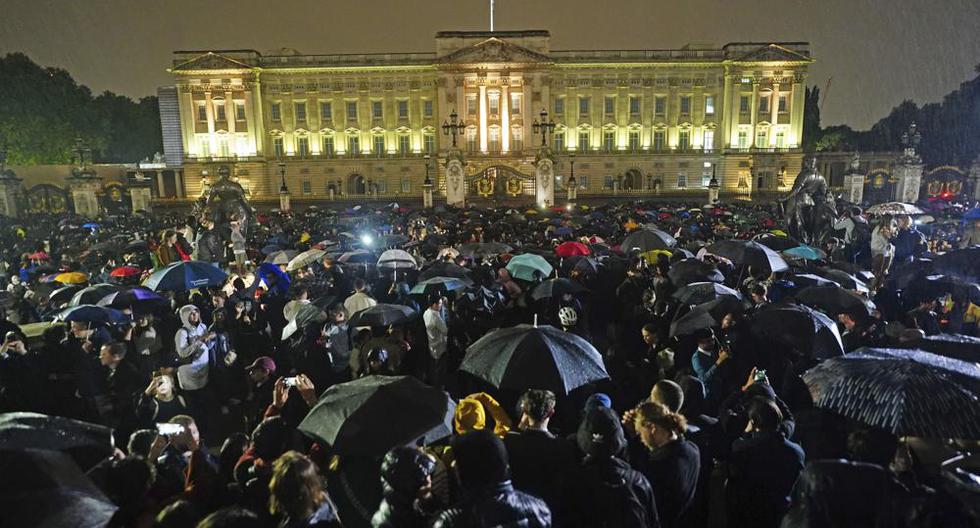 La gente se reúne frente al Palacio de Buckingham tras el anuncio de la muerte de la reina Isabel II, en Londres, el jueves 8 de septiembre de 2022. (Victoria Jones/PA vía AP),