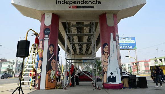 Pintan murales por el Bicentenario 2024 en los pilares de la Línea 1 del Metro de Lima.