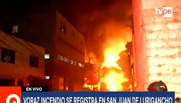 Un gran de incendio se registra la noche de este jueves en una fábrica de productos químicos situada en la calle Los Pinos, en San Juan de Lurigancho. (Foto: TV Perú)