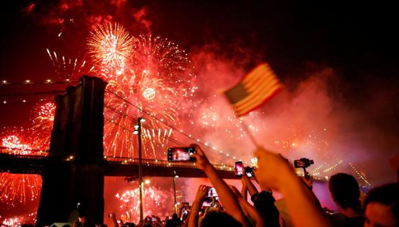 La gente ve el espectáculo de fuegos artificiales del 4 de julio de Macy's sobre el puente de Brooklyn en Nueva York, Estados Unidos. (Foto: Archivo/ REUTERS / Eduardo Munoz).