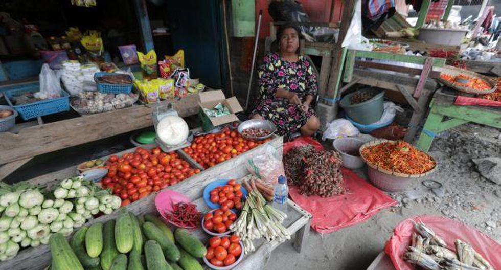 Una mujer vende verduras en un mercado tradicional en Palu, Sulawesi Central, Indonesia. Según los informes, al menos 1.648 personas murieron después de una serie de poderosos terremotos. (Foto: EFE)