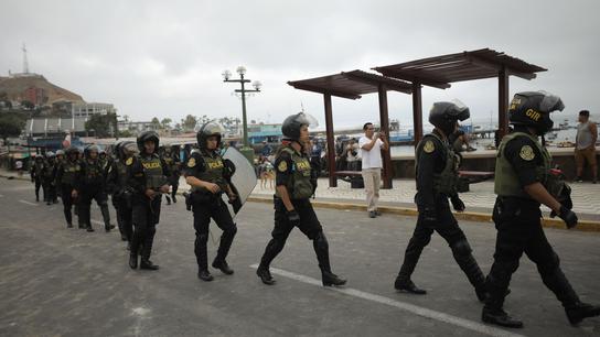 Pescadores enfrentados con autoridades policiales y municipales (foto: Julio Reaño / GEC)