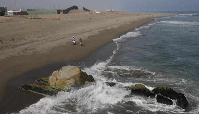 A lo largo de su extensión, el canal Surco está repleto de basura y desmonte, lo que ocasiona desbordes que afectan a los vecinos. Este canal además está contaminado por el arrojo de aguas residuales. (Foto: Juan Ponce / El Comercio)