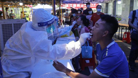 Un hombre recibe una prueba de ácido nucleico para el coronavirus Covid-19 en Guangzhou, en la provincia de Guangdong, en el sur de China. (Foto: STR / AFP / China OUT).