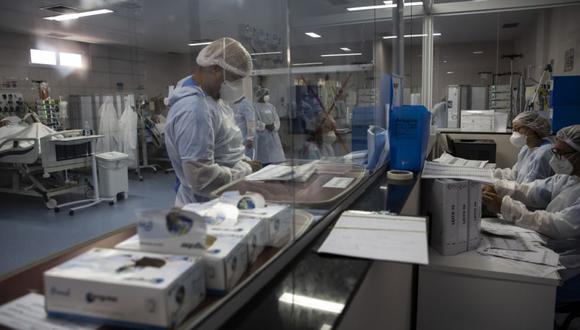 Trabajadores de la salud en una unidad de cuidados intensivos de COVID-19 en el hospital Dr. Ernesto Che Guevara en Marica, Brasil. (Foto: AP/Bruna Prado)