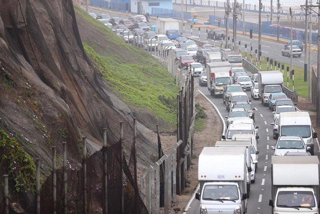 Esta mañana se reporta congestión vehicular a la altura de la Bajada Balta, en el distrito de Miraflores. (Foto: Hugo Curotto / @photo.gec)