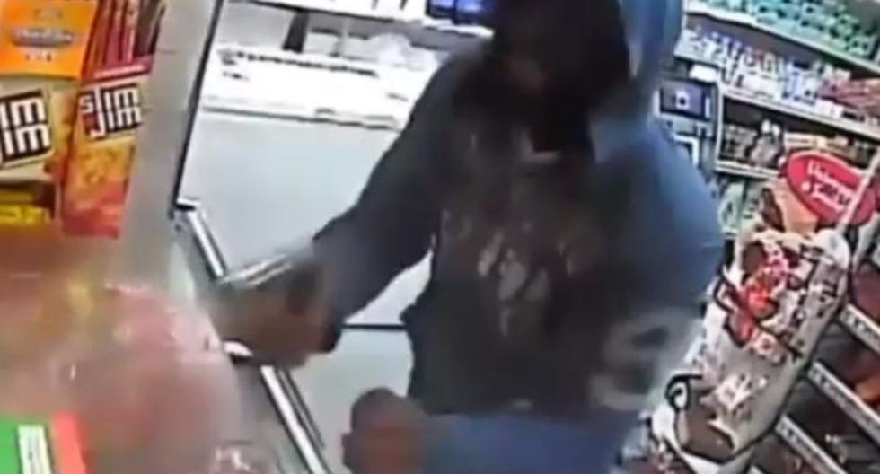 Ladrón huye despavorido cuando se da cuenta que su víctima le tenía un 'regalito'. Su reacción está en YouTube. (Foto: RT)