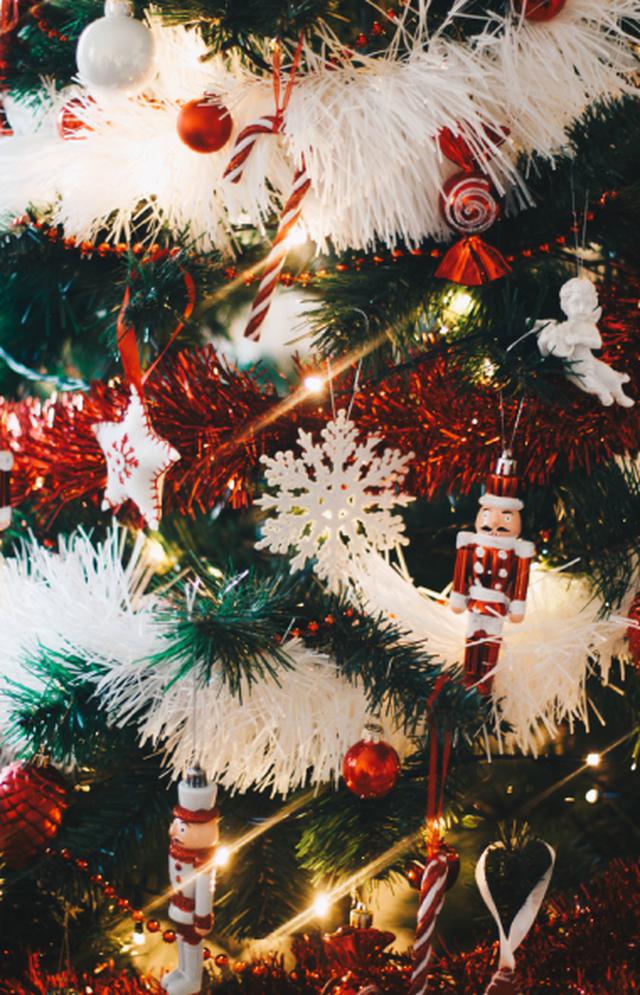 Estos son los mejores consejos para poner las luces en el árbol de Navidad y tener éxito. (Imagen: Kristina Paukshtite / Pexels)
