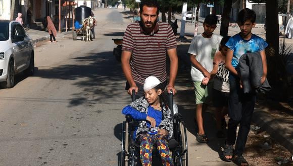 Una niña herida es transportada en silla de ruedas a un hospital de Rafah, en el sur de la Franja de Gaza, el 6 de noviembre de 2023. (Foto de MOHAMMED ABED / AFP)