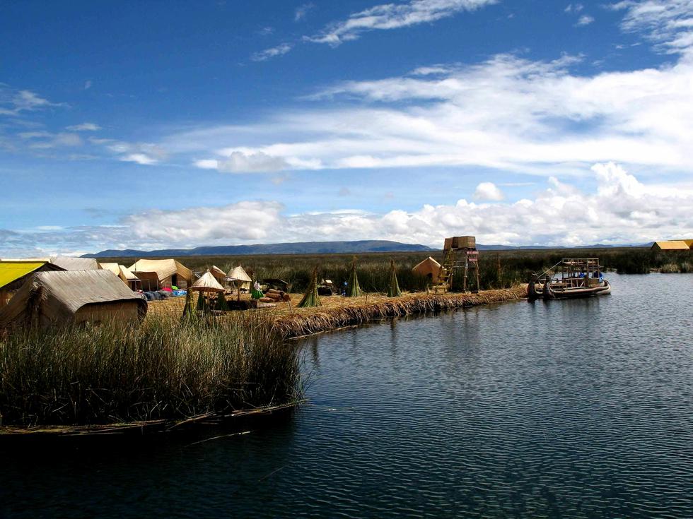 Isla de los Uros son un un conjunto de islas artificiales habitables construidas de totora. Se ubican al oeste del lago Titicaca, y al noreste de Puno. Se muestra poco en la cinta peruana pero basta el poco tiempo para disfrutar de la gran belleza del lugar. Foto: Archivo El Comercio.