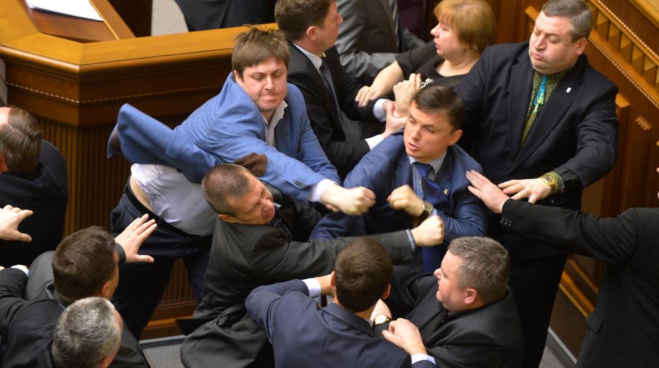 Ucrania: Diputados pelean a puñetes y patadas en el parlamento - 1