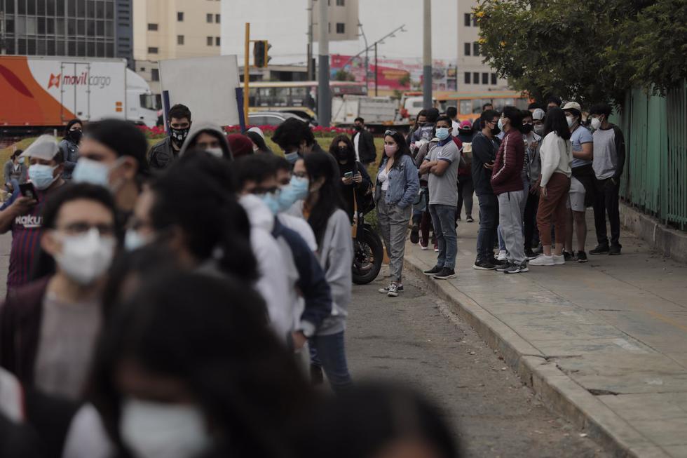 Uno de los primeros vacunatorios en recibir jóvenes de 18 años fue el Campo de Marte, donde se registró una considerable cola al ingreso. Fotos: Leandro Britto / @photo.gec