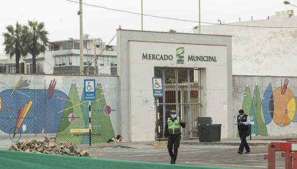 El mercado municipal de San Isidro fue cerrado el pasado 26 de abril porque, según el alcalde de esta comuna distrital, se encuentra en estado "calamitoso" (Foto: El Comercio/José Rojas)