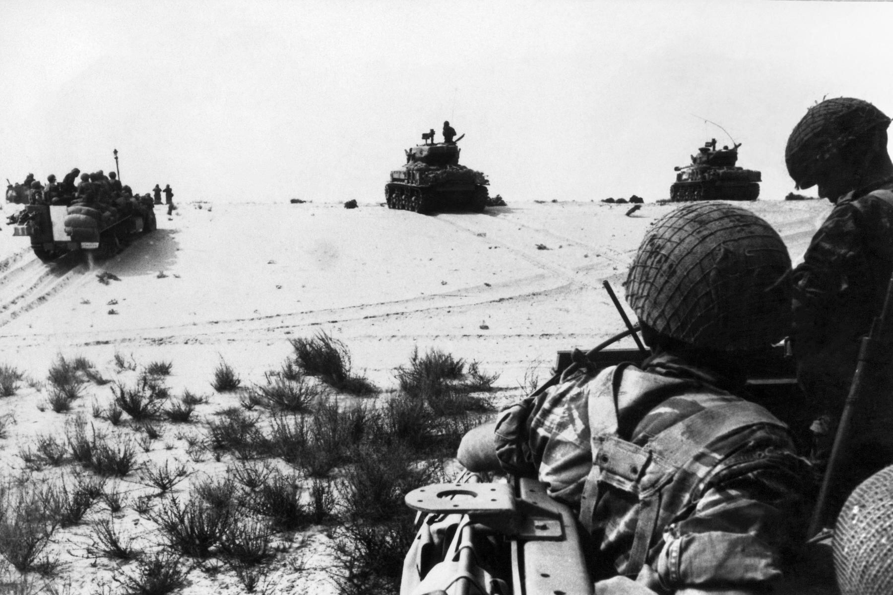 Soldados israelíes en acción durante la Guerra de los Seis Días, que tuvo lugar en 1967 y en la que combatió el hombre de Marvel. Avi Arad, futuro socio de Perlmutter, también participó en el conflicto y resultó herido en combate. (Foto: AFP)